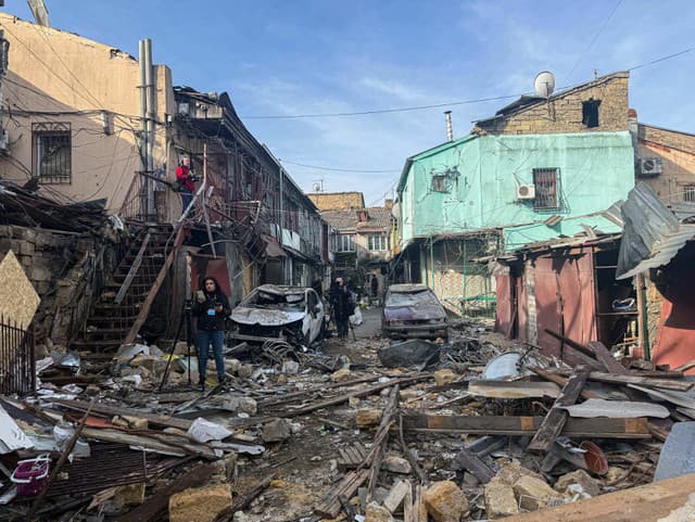 Novinári si fotia materiálne