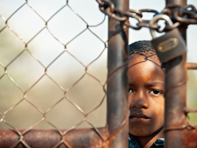 Ozbrojenci uniesli deti z