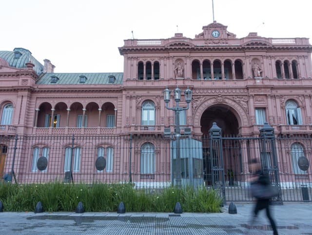 Milei stupňuje útoky na