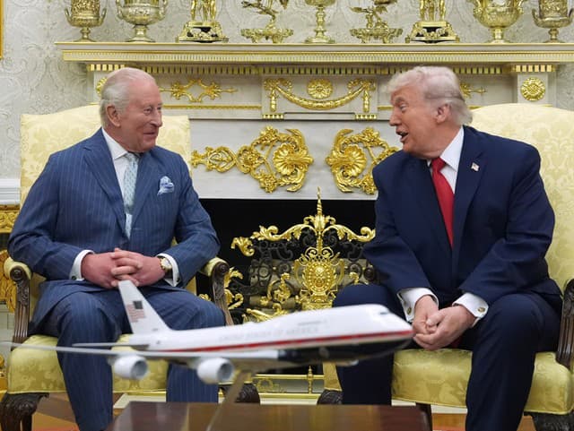 Na snímke britský kráľ