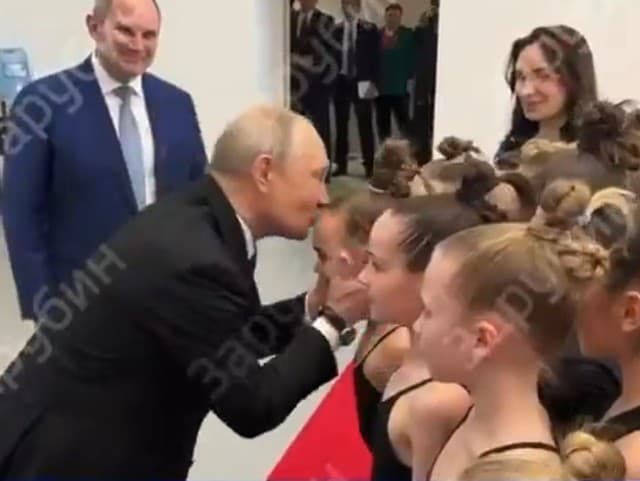 Vladimir Putin pobozkal malé