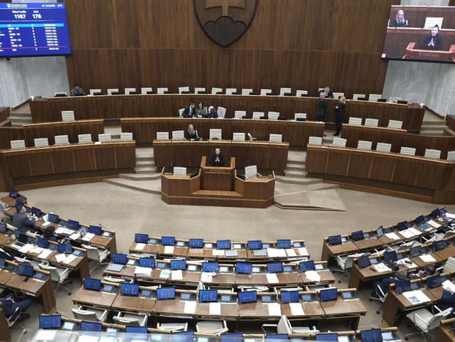 Poslanci začali štvrtkové rokovanie