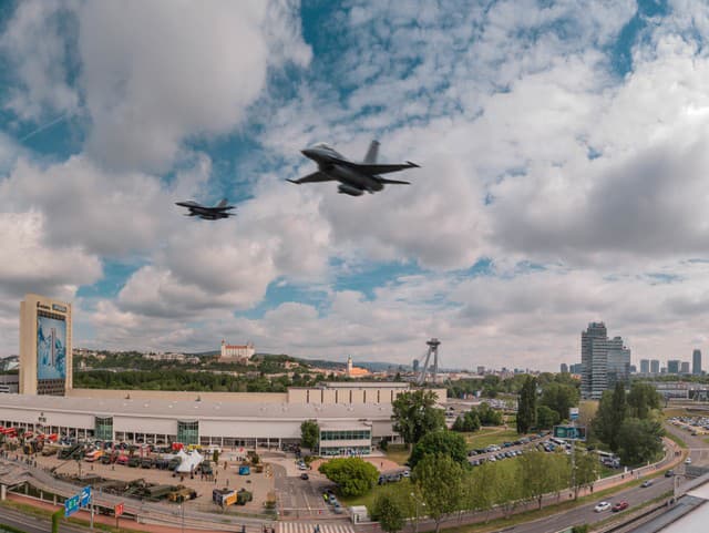 Stíhačky F-16 nad Bratislavou