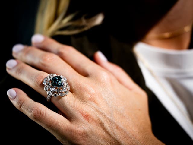 Vzácny diamant lámal na