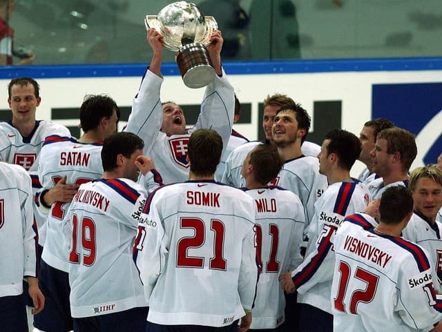 Slovenskí hokejisti s trofejou