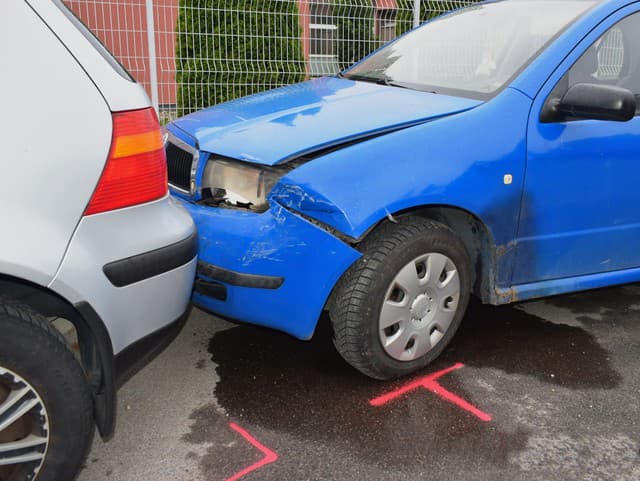 Skončil s autom v