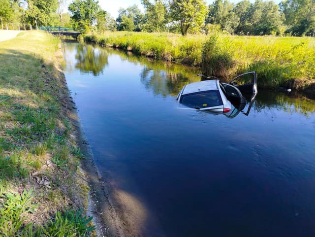 Auto skončilo v kanáli