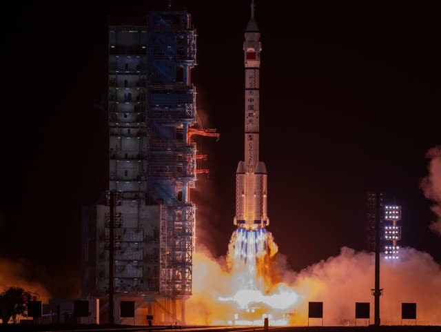 Pilotovaná misia Shenzhou-23 štartuje