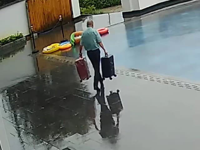 Celý internet sa smeje: VIDEO Poslíček na hoteli sa pomýlil! Spadol s kuframi do bazéna