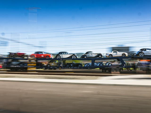Železnice vypravili unikátny autovlak: