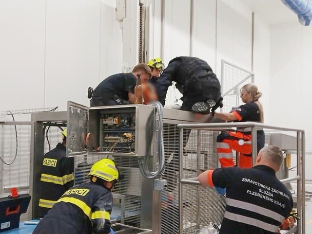 HRÔZA v pekárni: Žene zachytil stroj na cesto nohy, od bolesti omdlievala! Vyslobodzovať ju museli hasiči