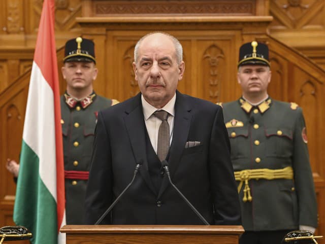 O polnoci vypršalo ultimátum pre demisiu maďarského prezidenta, ten odísť nechce