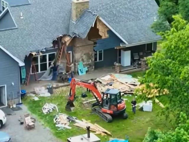 Desivá pomsta manžela: Žena ho chce opustiť! Tak zbúral dom, boli v ňom deti