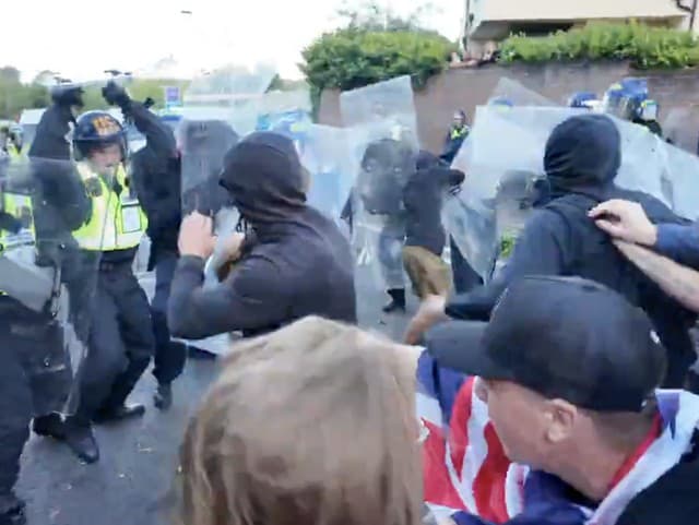 Protestujúci v Británii útočili