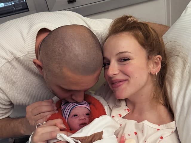 Sima porodila dcérku Naomi