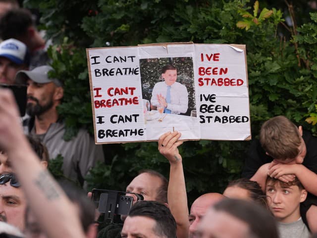 Ľudia protestujú pred policajnou