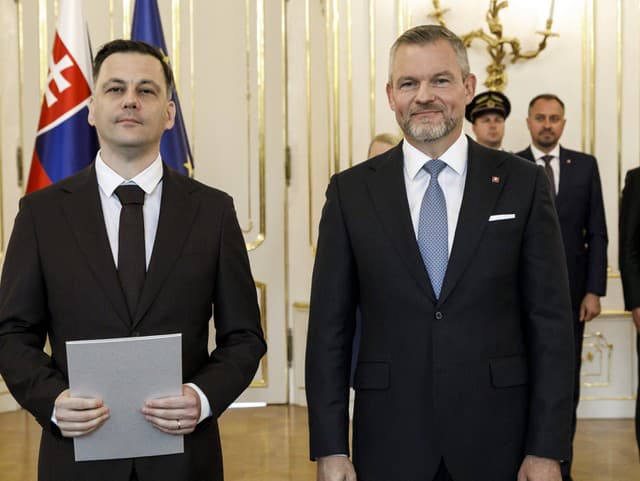 Na snímke sprava prezident