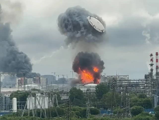 Šokujúce odhalenie: VIDEO Za lietajúce veko na moskovskej rafinérii môže ruská raketa!