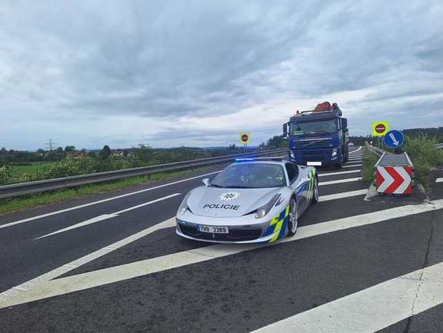 Česká hliadka nasadila na vodičov ťažký kaliber: FOTO Na cestách striehlo policajné FERRARI! Neušiel im nikto