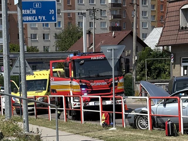 AKTUÁLNE Vážna nehoda v centre Ilavy: Na mieste zasahujú všetky záchranné zložky, povolaný bol aj vrtuľník