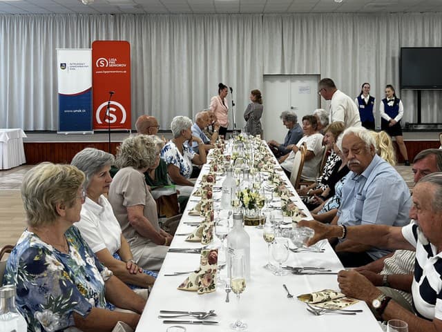 Osamelosť seniorov zabíja. Riešenie,