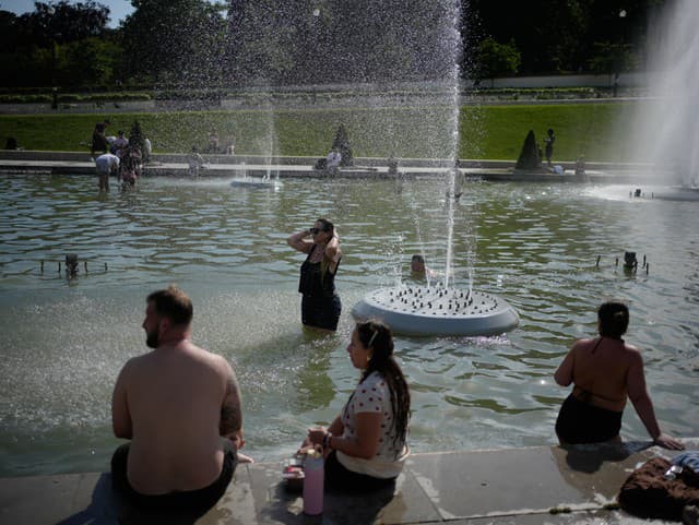 Ľudia v Paríži sa