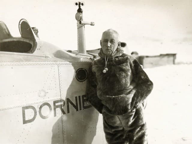 Spor polárnikov: Poloboh Amundsen