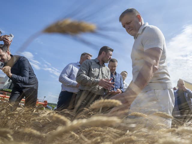 Vpravo predseda vlády SR