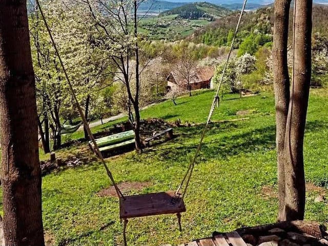 Ľudské výkaly, použité vložky a rozkradnuté hračky! Majiteľom obľúbenej hojdačky došla trpezlivosť: Radikálny krok