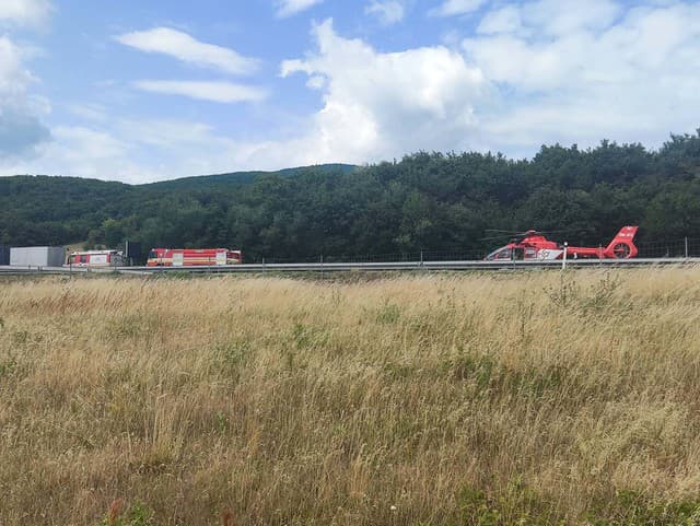 Ťažká nehoda na R1: Diaľnicu uzavreli, na miesto smerovali všetky záchranné zložky aj vrtuľník