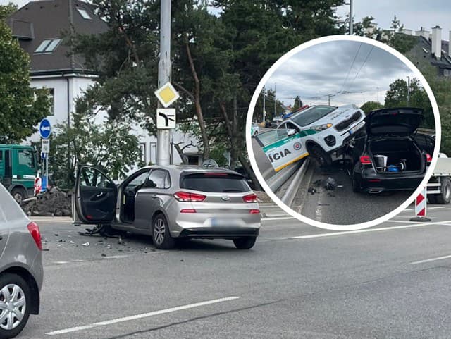 HROZIVO vyzerajúca nehoda v Bratislave! Policajné auto skončilo vo zvodidlách a na streche iného auta, VIDEO z miesta