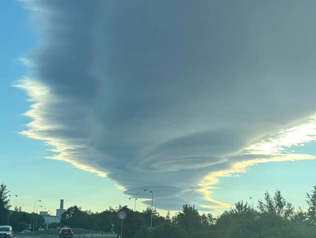 FOTO Záhadné útvary na oblohe pripomínali UFO! Meteorológovia museli vysvetľovať fascinujúci úkaz