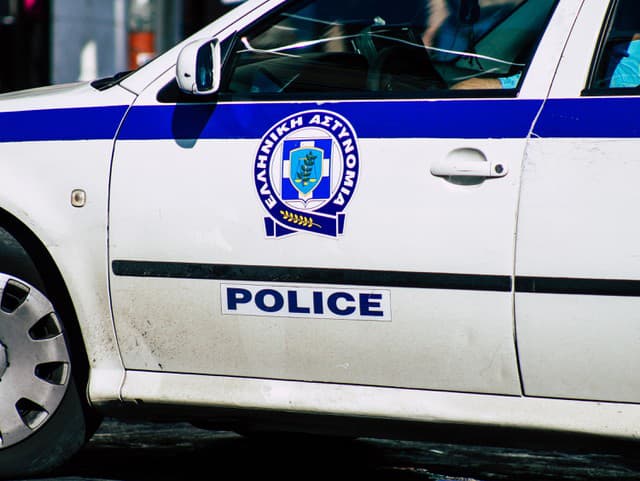 Grécka polícia zatkla troch