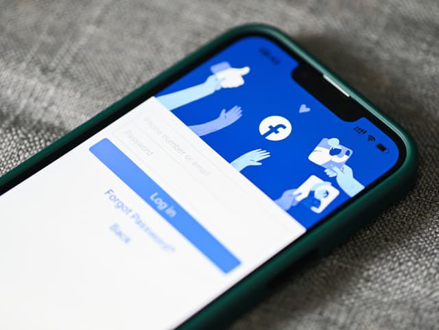 Návykový dizajn Facebooku a