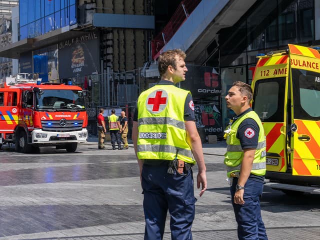 Záchranári a policajti zasahujú