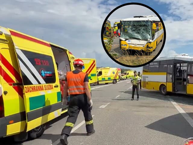 MIMORIADNE Čelná zrážka dvoch autobusov: Cesta je uzavretá, hlásia veľa zranených! VIDEO Prvé zábery z miesta nehody