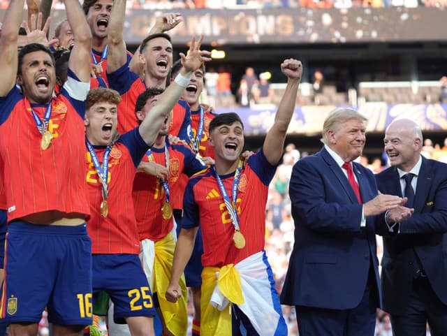 Trapas pri odovzdávaní trofeje: Trump opäť zostal pri oslavách na pódiu, vypočul si bučanie z tribún!