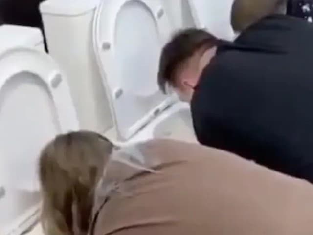 Rusi sa zabávajú: VIDEO Bláznivá súťaž! Pijú malinovku z WC misy, láka ich odmena