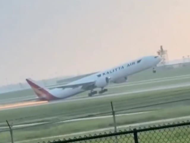 Hrôza na letisku: VIDEO Boeingu sa nepodarilo pristáť! Z chvosta mu lietali iskry