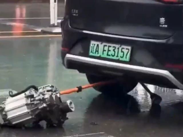 Obrovský šok: VIDEO Čínskemu luxusnému elektromobilu odpadol motor počas jazdy!