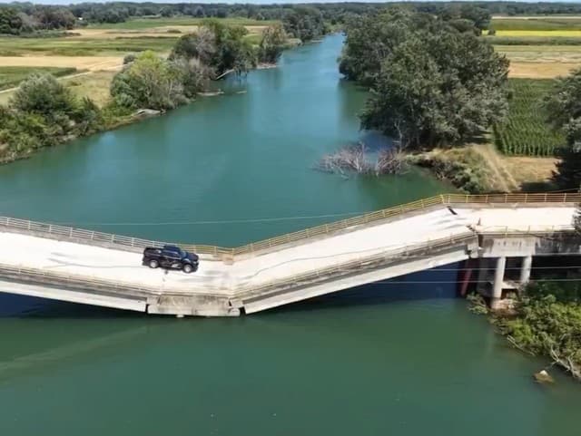 Absolútny HAZARD so životom: Most na VIDEU sa prepadáva už ROKY, napriek tomu po ňom denne jazdia!