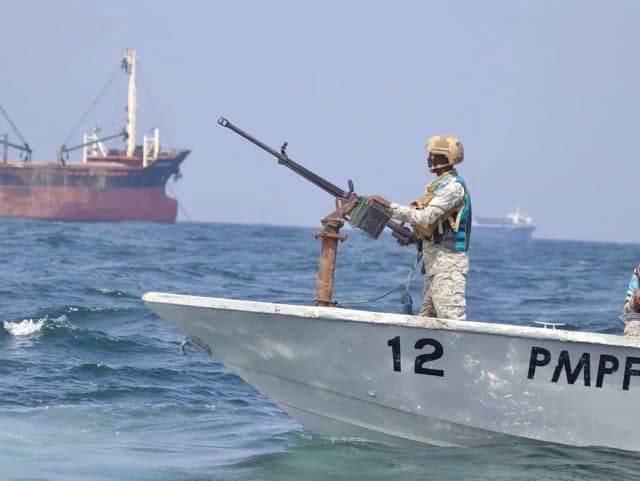 Somálski piráti držia tanker