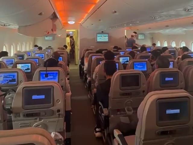 Peklo na palube Emirates: VIDEO Cestujúci strávili 12 hodín v rozpálenom lietadle! Niektorí skolabovali