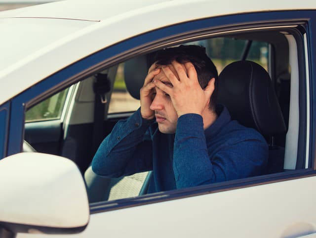 Zdvihnutý prst pre majiteľov áut: Do platnosti vstupujú nové pravidlá, hrozia pokuty aj povinnosť odovzdať auto!