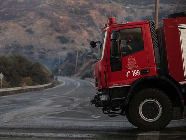 Hasič riadi hasičské auto