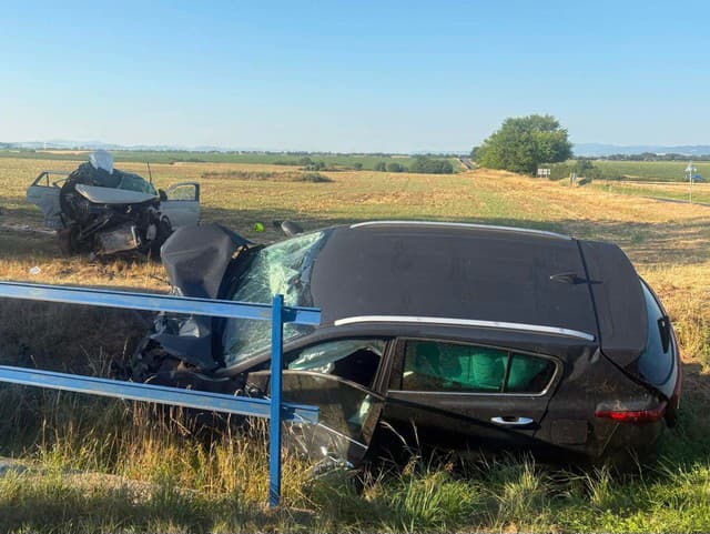 Brutálna nehoda pri Hlohovci: Jeden z vodičov nerešpektoval značku STOP, druhý bojuje o život!