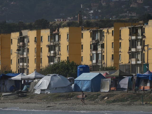 Surfer prechádza okolo stanového