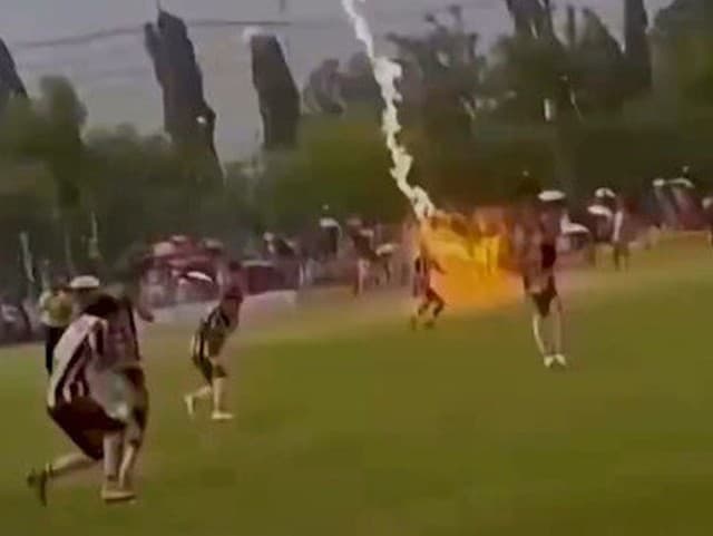 Horor na futbale: VIDEO Do hráča udrel blesk! Nepodarilo sa ho zachrániť