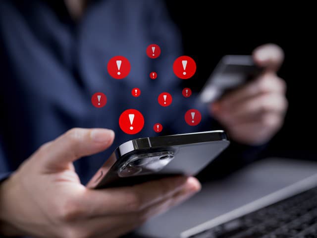 Podvodníci menia taktiku: Polícia upozorňuje na novú SMS pascu!