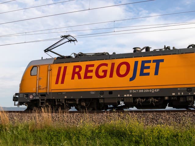 Cesta sa zmenila na nočnú moru: Cestujúci RegioJetu čakali päť hodín v horúčavách! Pokazila sa lokomotíva
